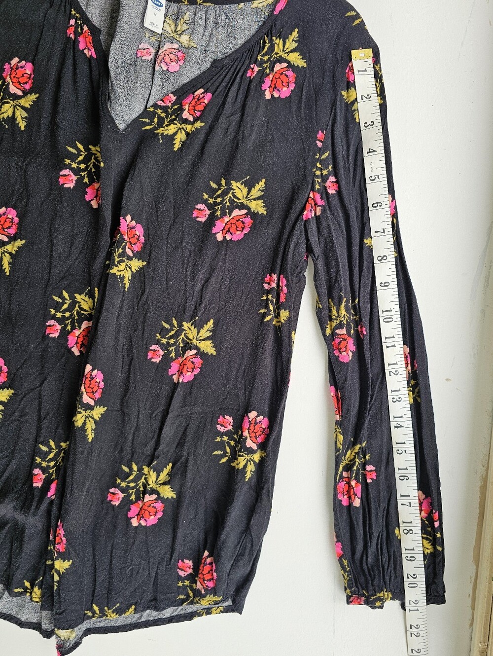 Old Navy Black Floral V-Neck Blouse with Pink Roses - Women's Size Medium - Picture 8 of 11